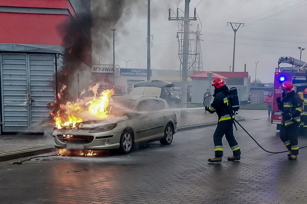  Pożar osobówki przy centrum handlowym