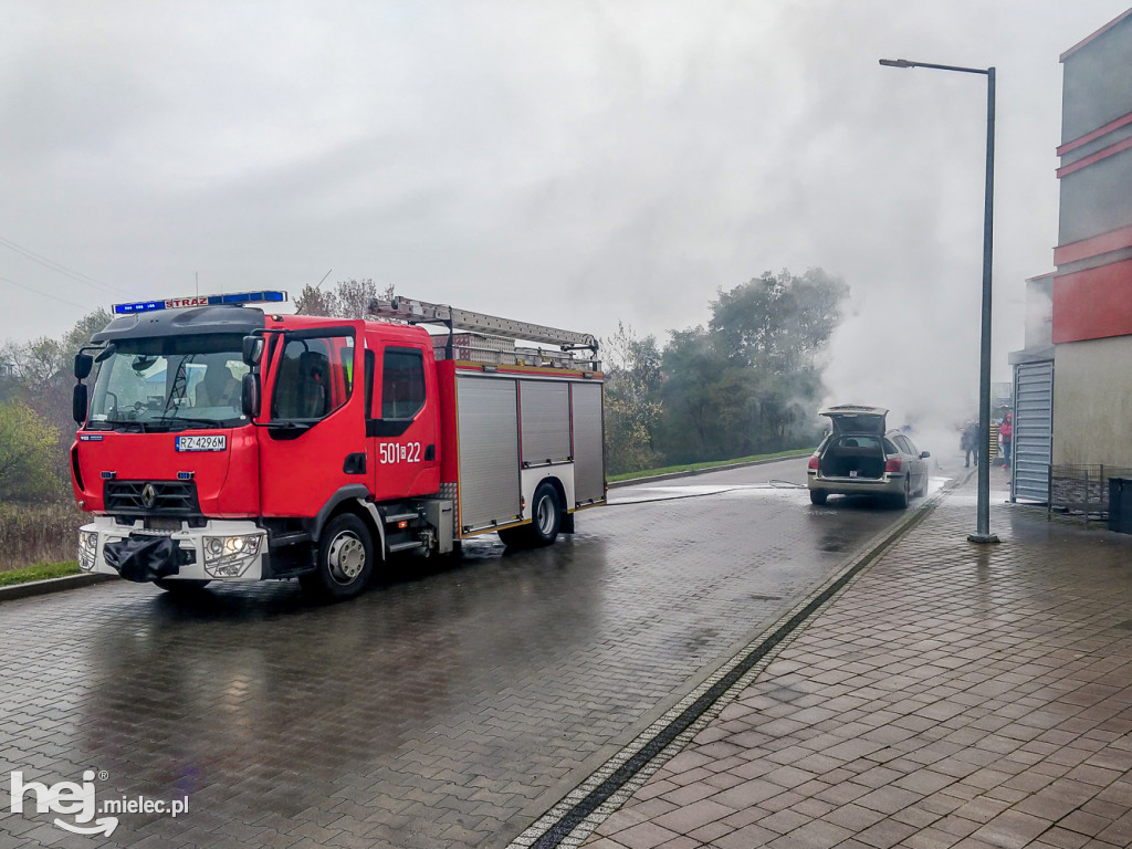  Pożar osobówki przy centrum handlowym