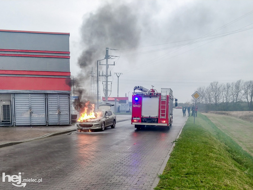  Pożar osobówki przy centrum handlowym