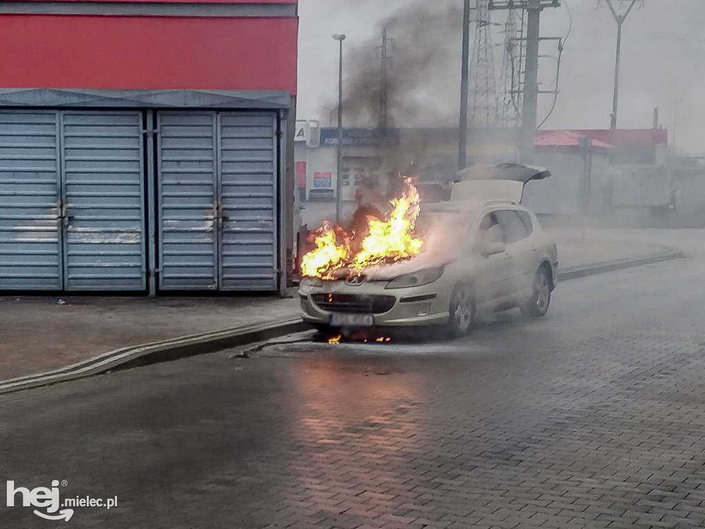  Pożar osobówki przy centrum handlowym