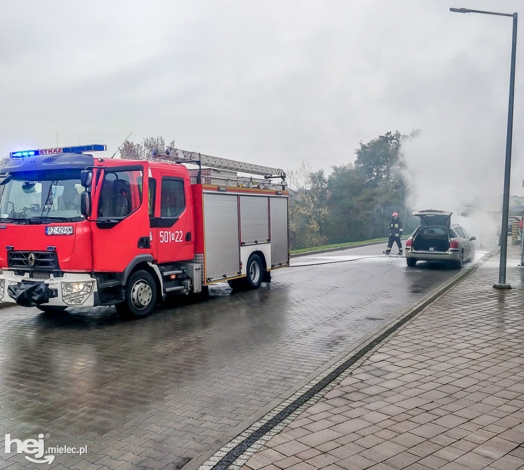  Pożar osobówki przy centrum handlowym