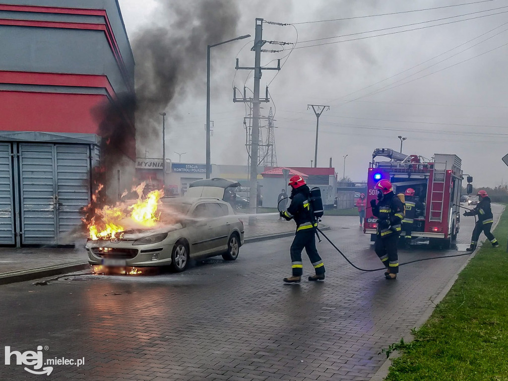  Pożar osobówki przy centrum handlowym