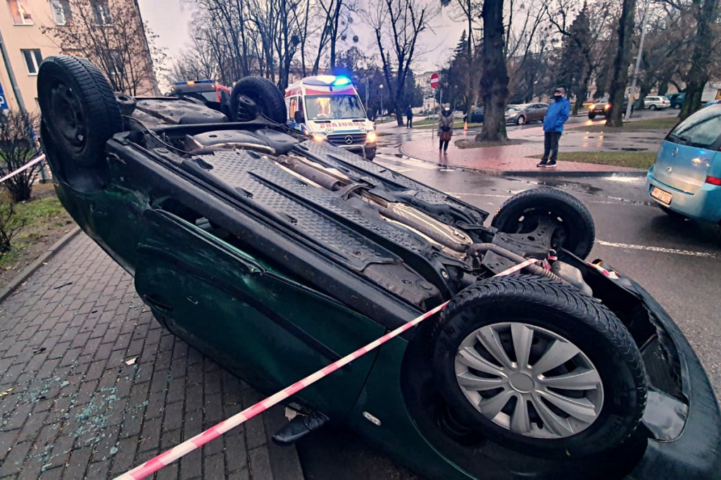 Wypadek na ul. Solskiego. Dachowanie osobówki