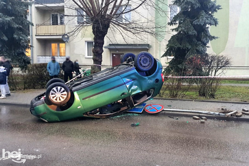 Wypadek na ul. Solskiego. Dachowanie osobówki