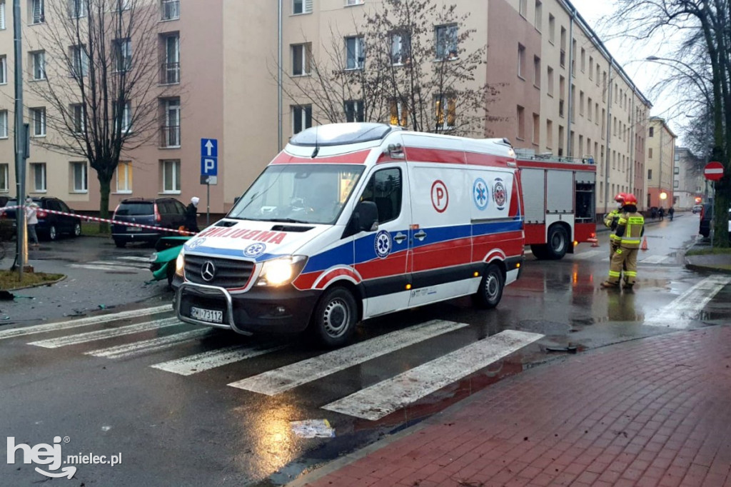 Wypadek na ul. Solskiego. Dachowanie osobówki