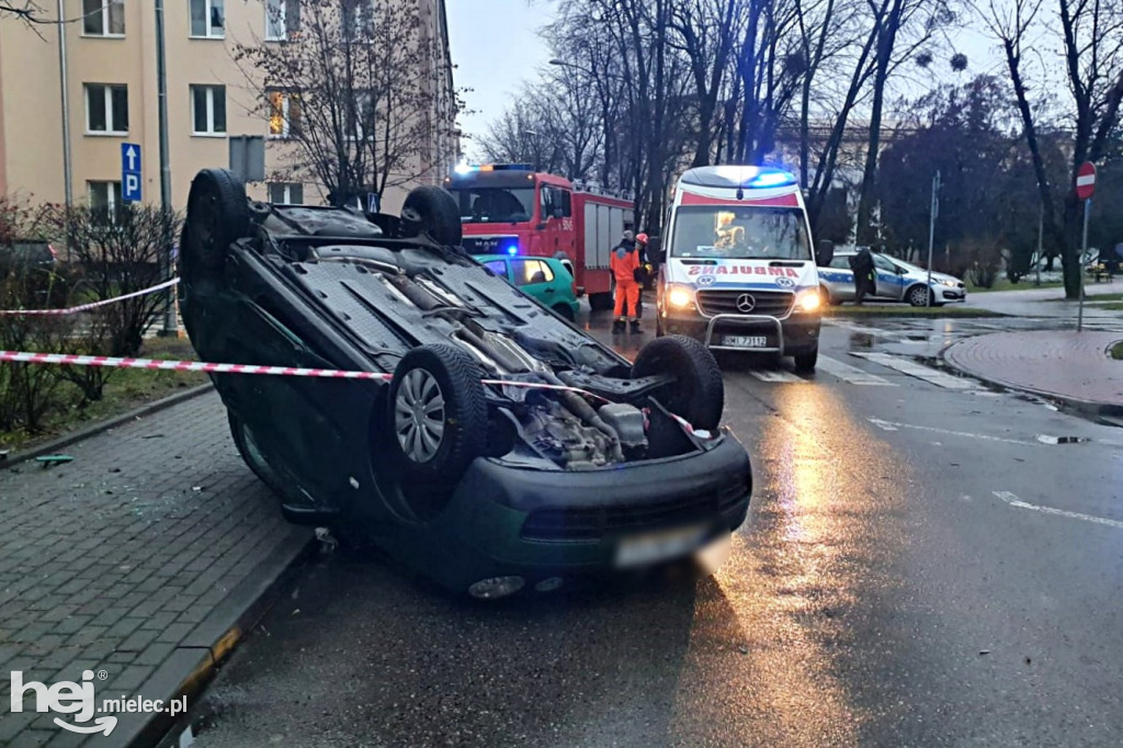 Wypadek na ul. Solskiego. Dachowanie osobówki