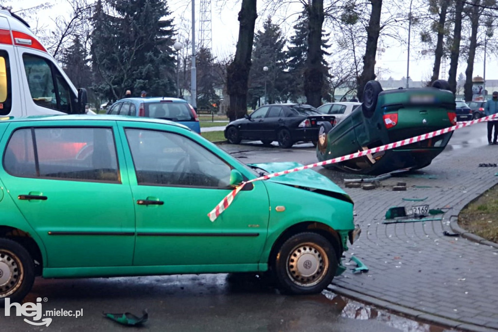 Wypadek na ul. Solskiego. Dachowanie osobówki