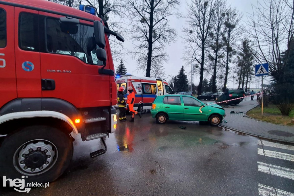 Wypadek na ul. Solskiego. Dachowanie osobówki