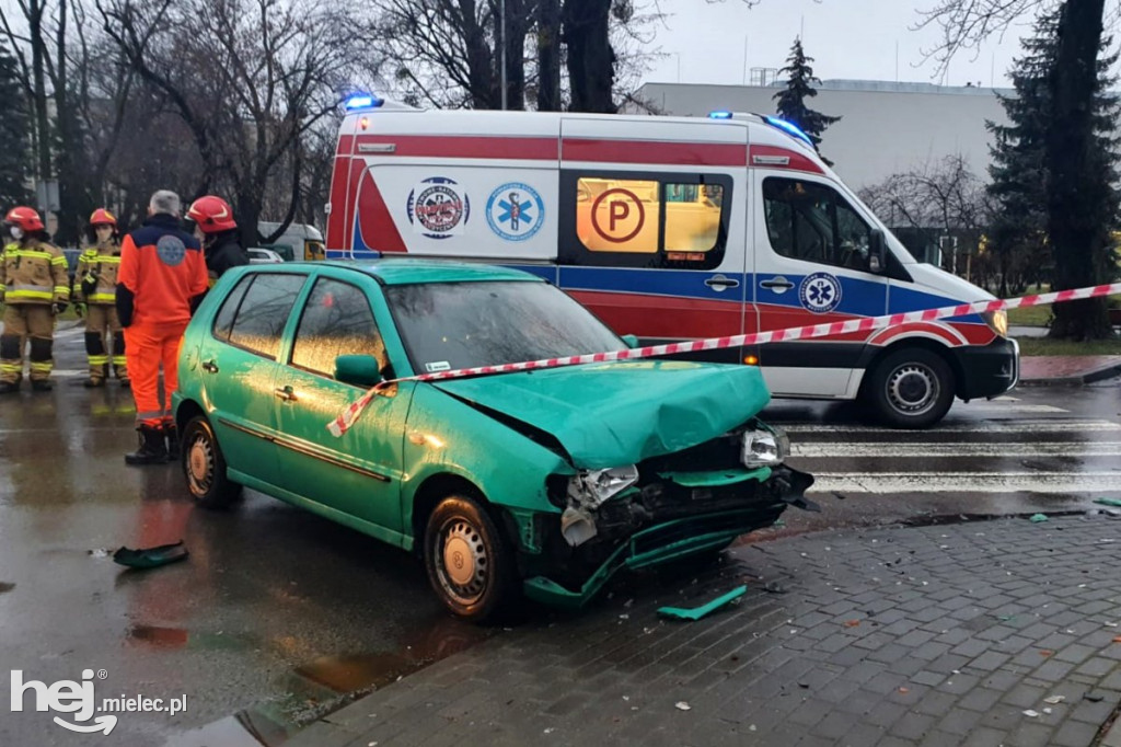 Wypadek na ul. Solskiego. Dachowanie osobówki