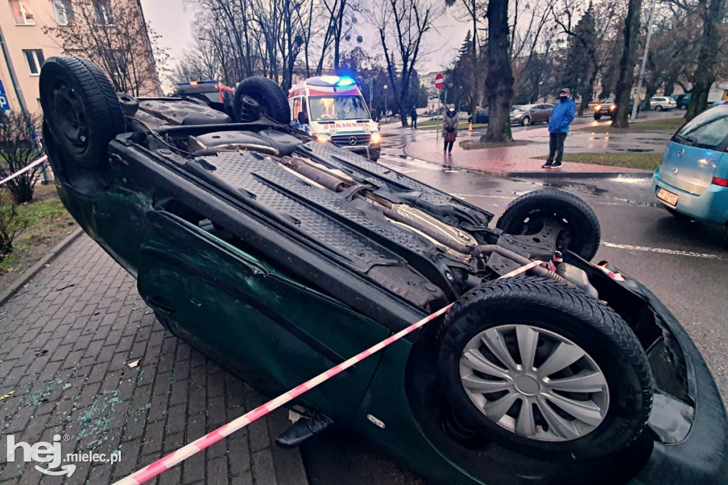 Wypadek na ul. Solskiego. Dachowanie osobówki