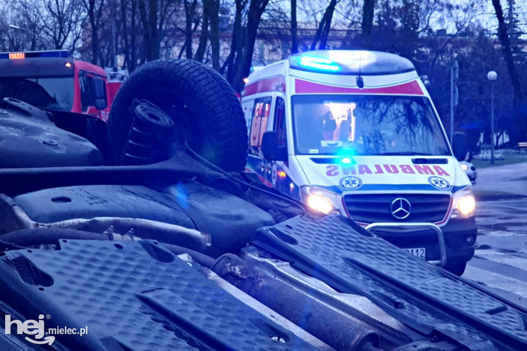 Wypadek na ul. Solskiego. Dachowanie osobówki