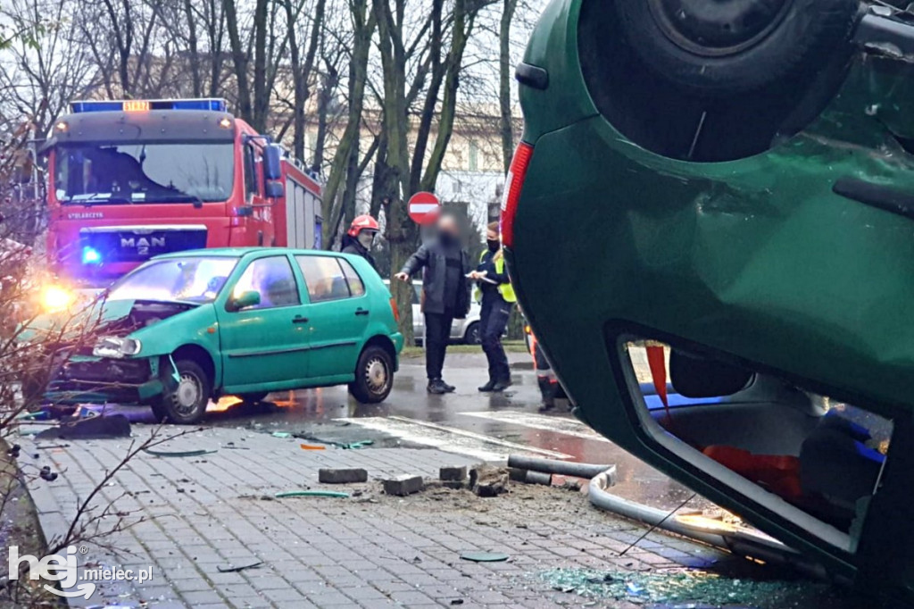 Wypadek na ul. Solskiego. Dachowanie osobówki