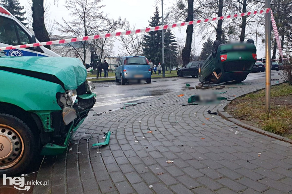 Wypadek na ul. Solskiego. Dachowanie osobówki