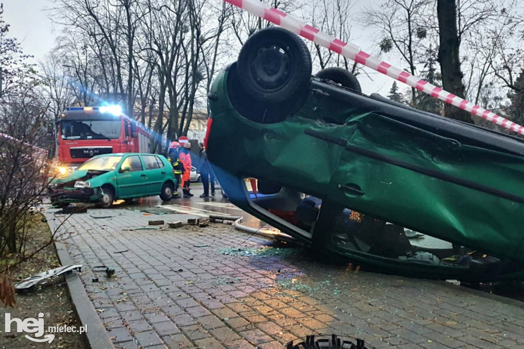 Wypadek na ul. Solskiego. Dachowanie osobówki