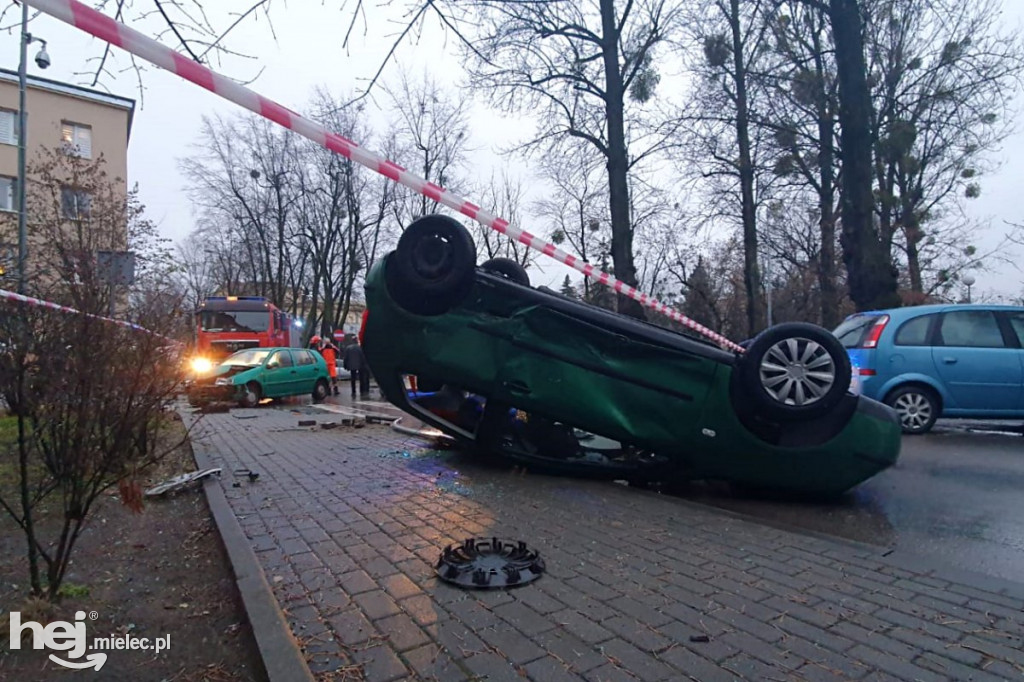 Wypadek na ul. Solskiego. Dachowanie osobówki