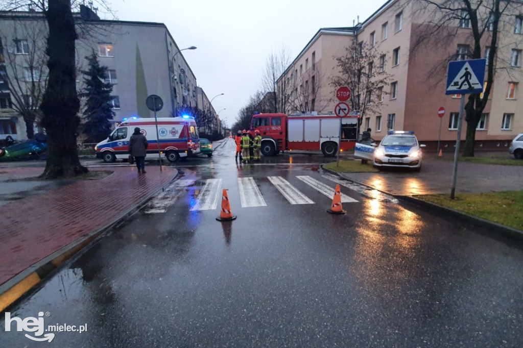 Wypadek na ul. Solskiego. Dachowanie osobówki