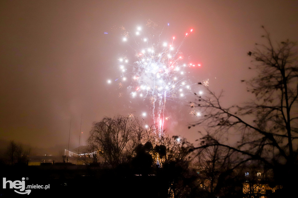 Mielec powitał 2021 rok sztucznymi ogniami