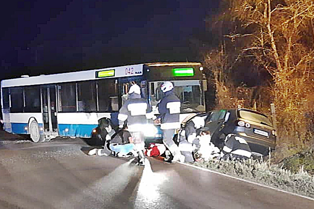 Czołowe zderzenie autobusu i osobówki