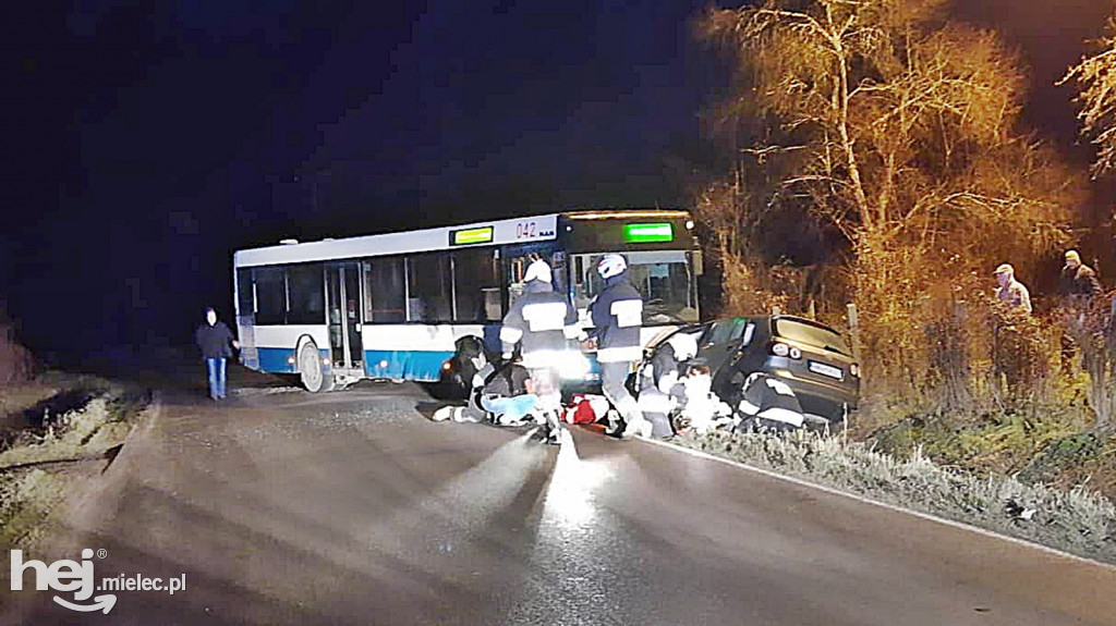 Czołowe zderzenie autobusu i osobówki
