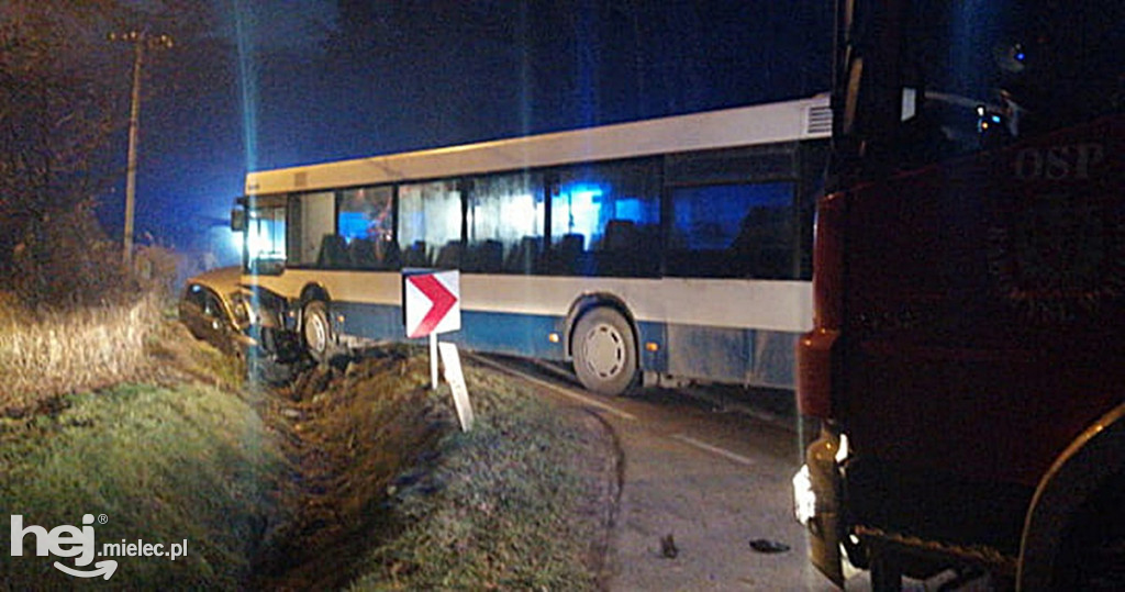 Czołowe zderzenie autobusu i osobówki