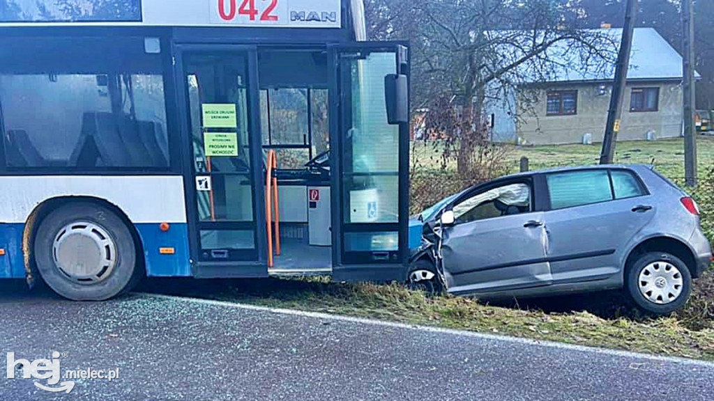 Czołowe zderzenie autobusu i osobówki