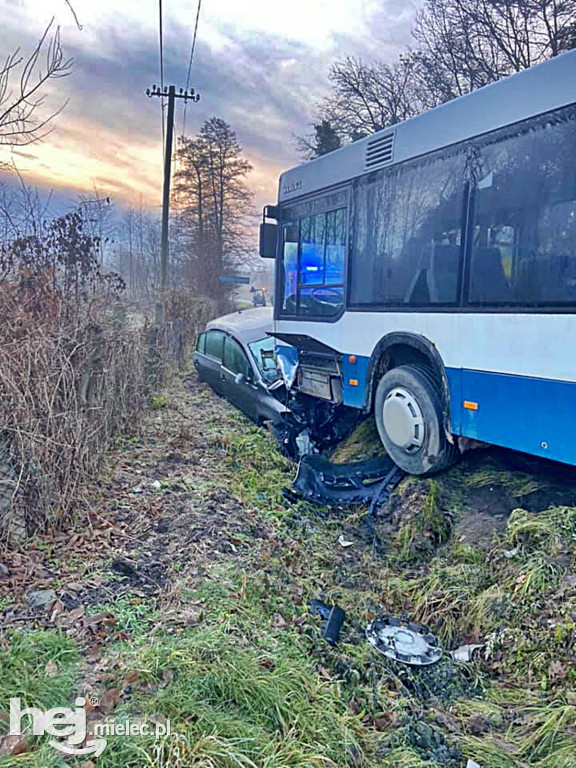 Czołowe zderzenie autobusu i osobówki