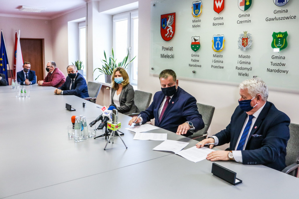 Podpisanie umowy na dopłaty do transportu publicznego
