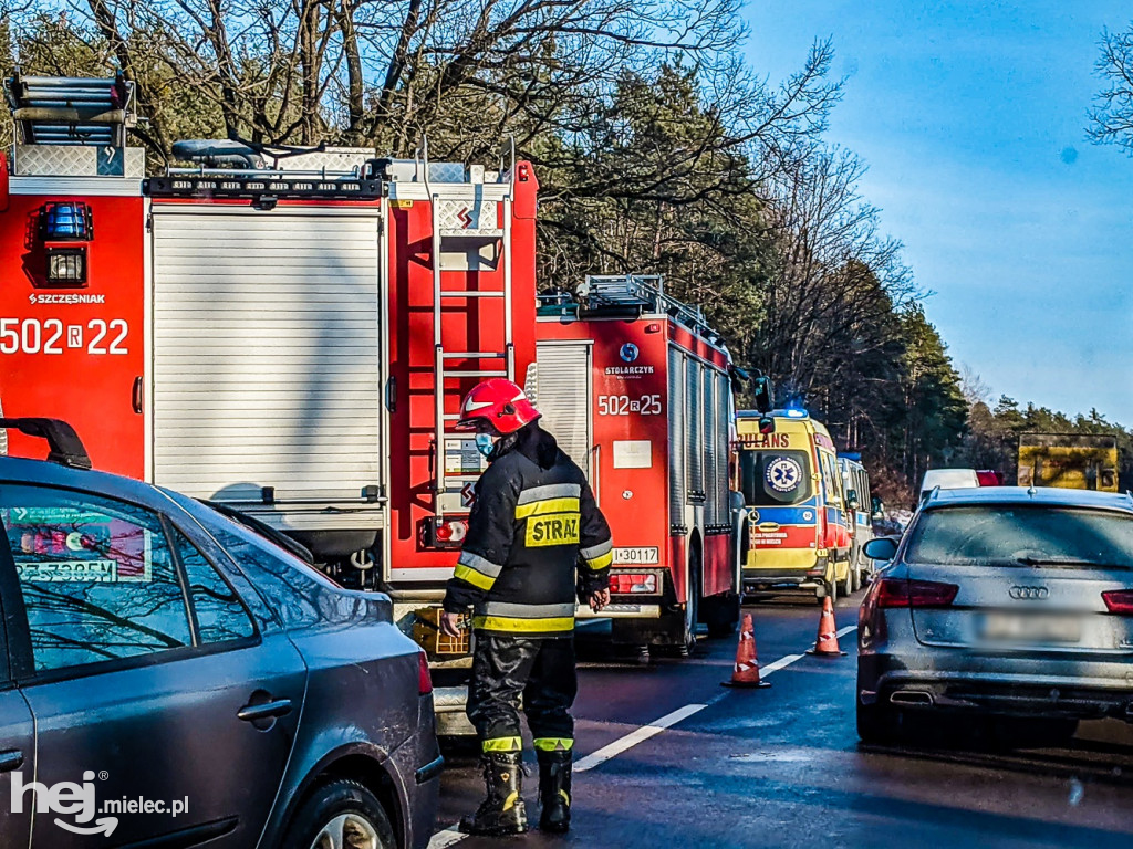 Mężczyzna rzucił się pod ciężarówkę