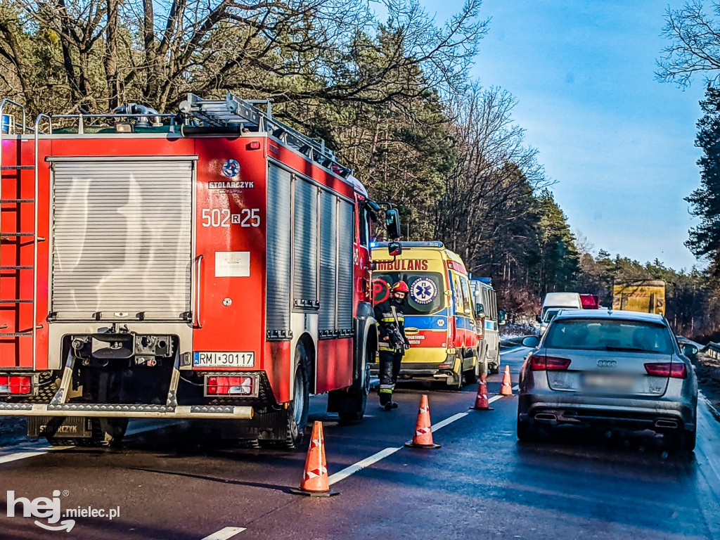 Mężczyzna rzucił się pod ciężarówkę