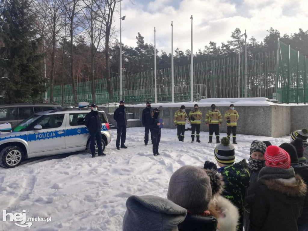 Spotkanie funkcjonariuszy z miłośnikami zimowych zabaw