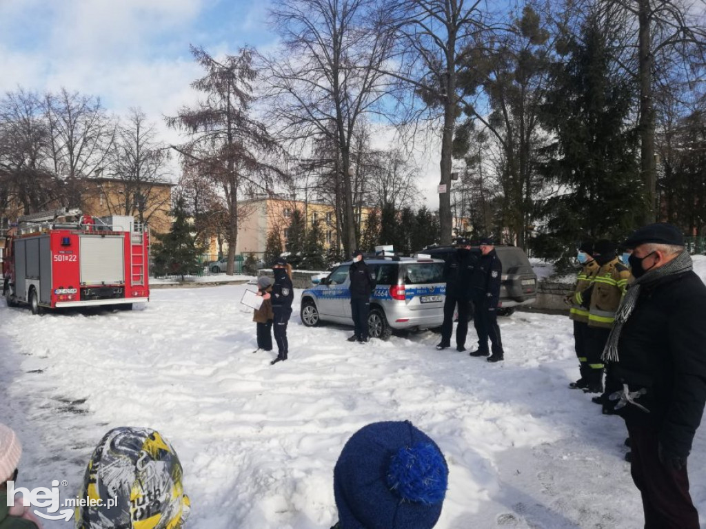 Spotkanie funkcjonariuszy z miłośnikami zimowych zabaw