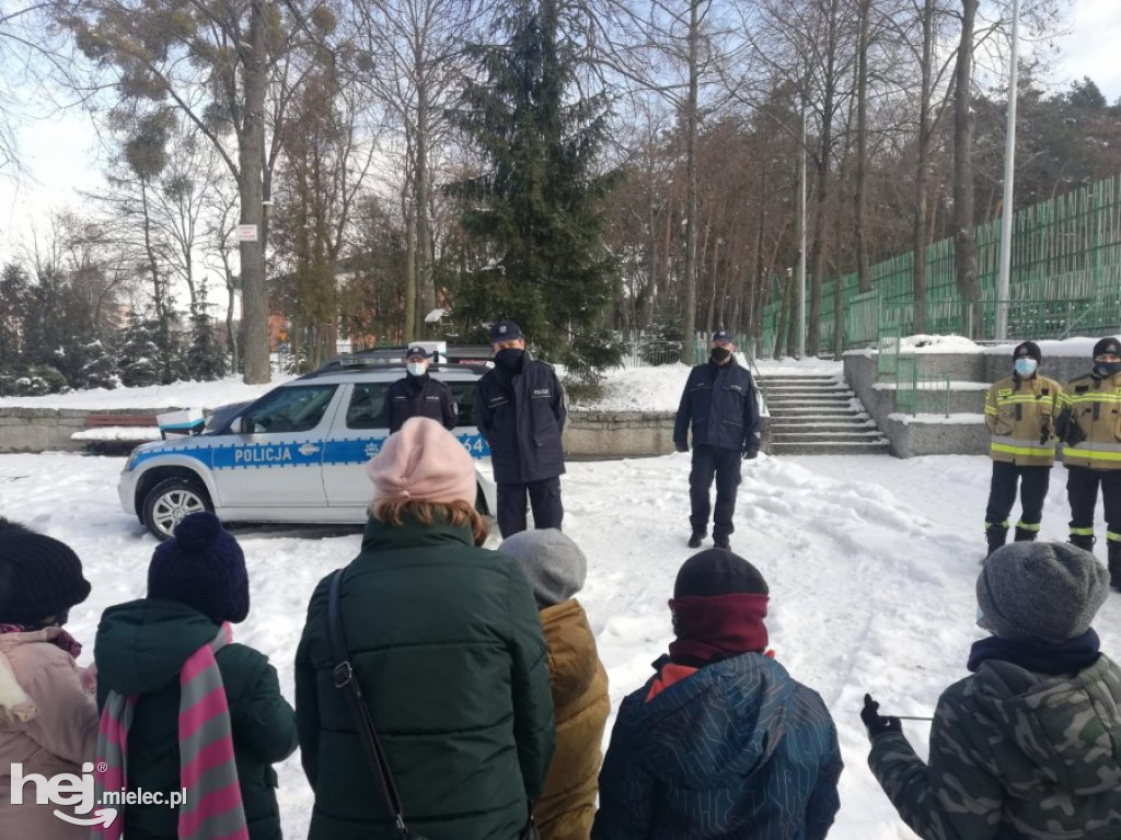 Spotkanie funkcjonariuszy z miłośnikami zimowych zabaw