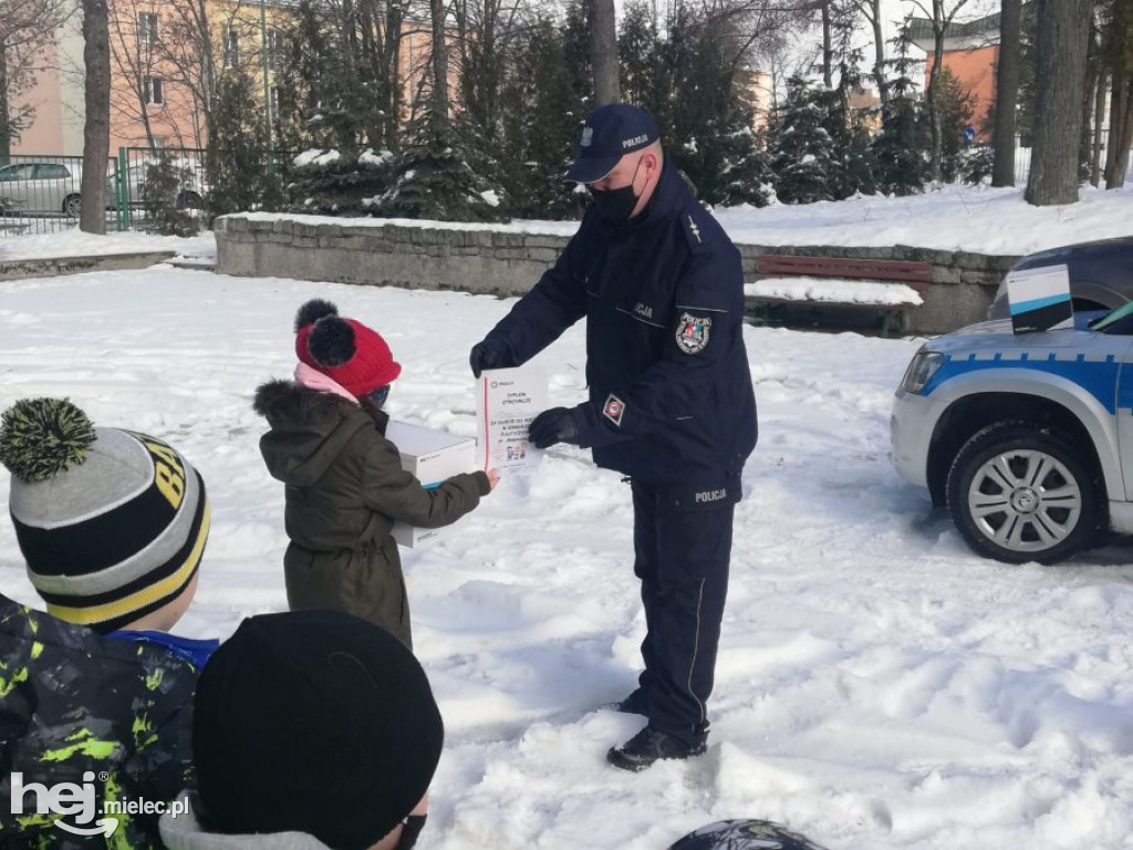 Spotkanie funkcjonariuszy z miłośnikami zimowych zabaw