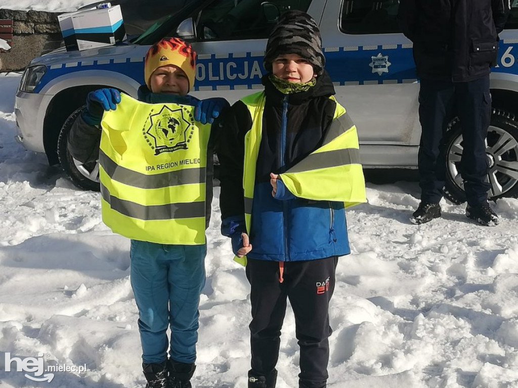 Spotkanie funkcjonariuszy z miłośnikami zimowych zabaw