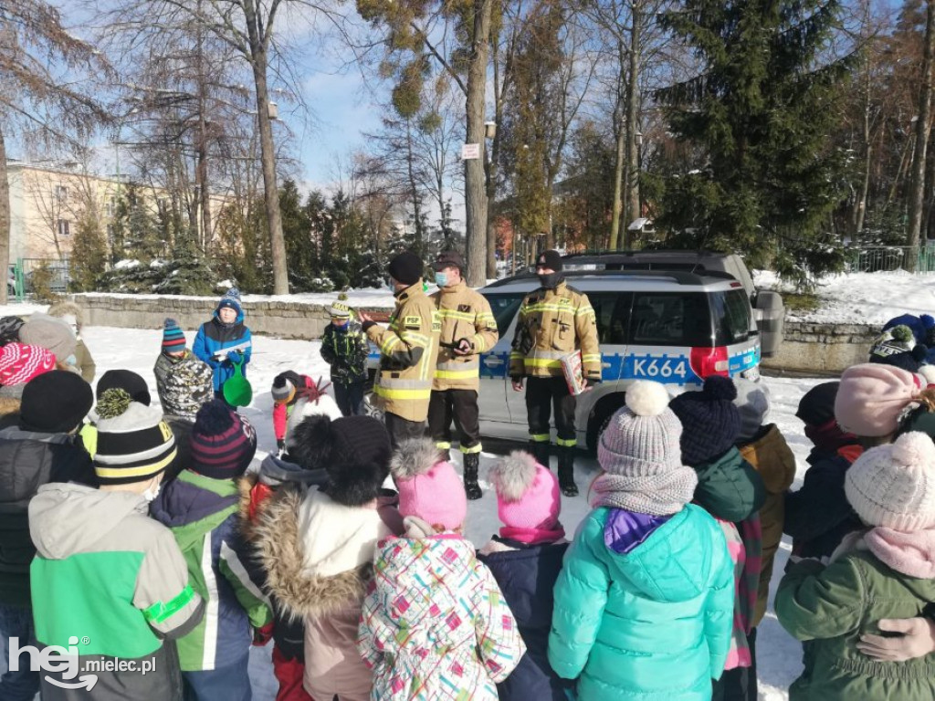 Spotkanie funkcjonariuszy z miłośnikami zimowych zabaw