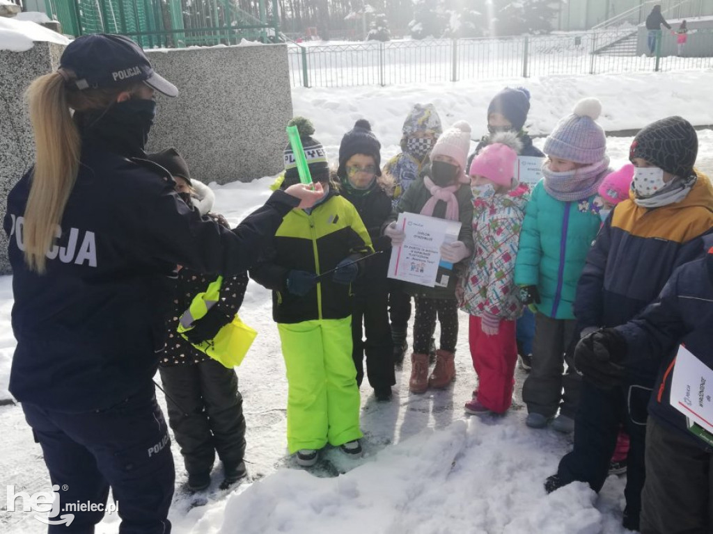 Spotkanie funkcjonariuszy z miłośnikami zimowych zabaw