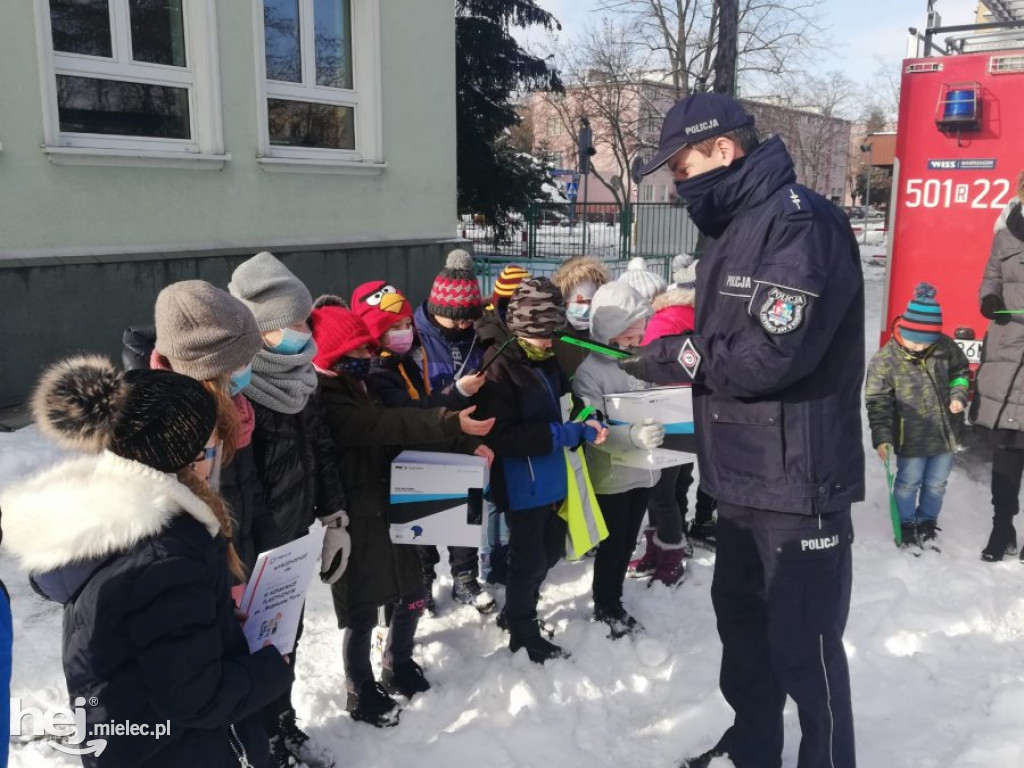 Spotkanie funkcjonariuszy z miłośnikami zimowych zabaw