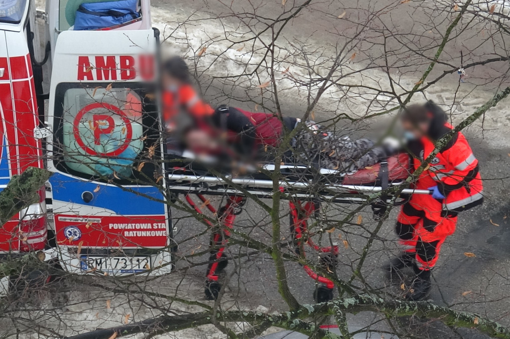 Leżał pod autem i głośno wzywał pomocy