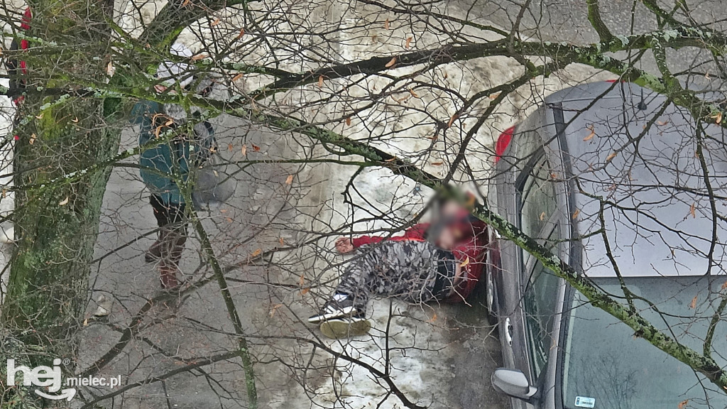 Leżał pod autem i głośno wzywał pomocy