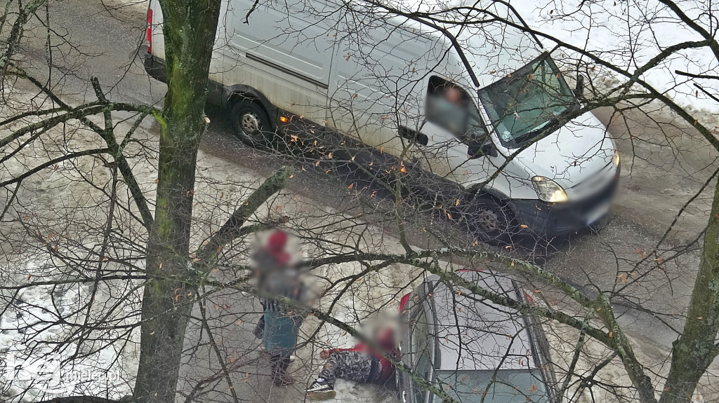 Leżał pod autem i głośno wzywał pomocy