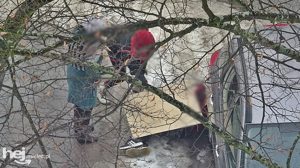 Leżał pod autem i głośno wzywał pomocy