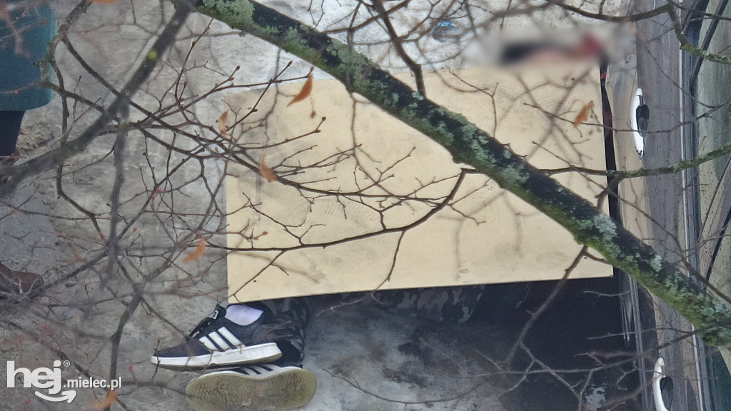 Leżał pod autem i głośno wzywał pomocy