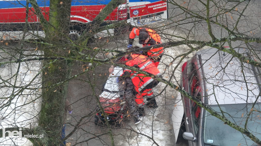 Leżał pod autem i głośno wzywał pomocy