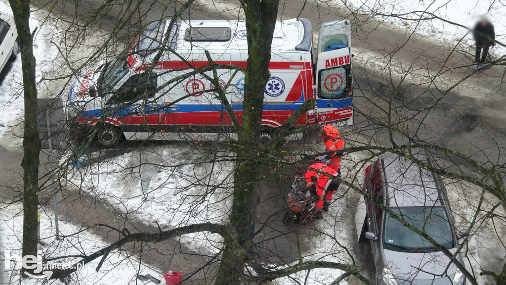 Leżał pod autem i głośno wzywał pomocy