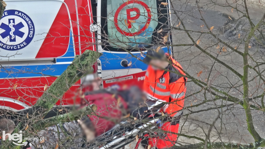 Leżał pod autem i głośno wzywał pomocy
