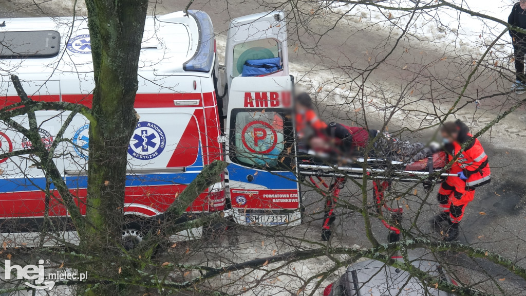 Leżał pod autem i głośno wzywał pomocy