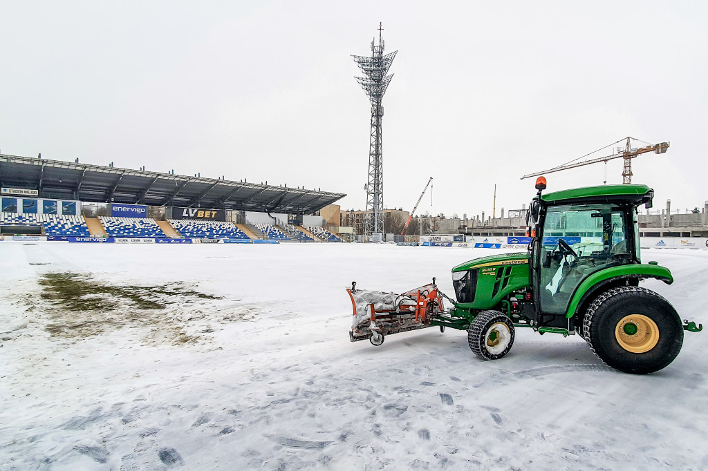 Lód skuł murawę Stadionu Miejskiego w Mielcu