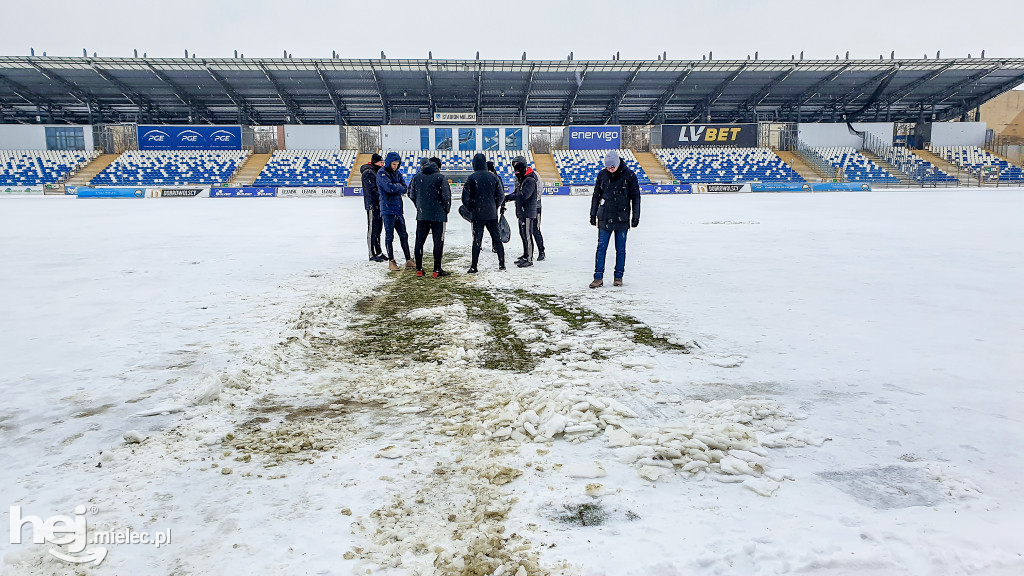 Lód skuł murawę Stadionu Miejskiego w Mielcu
