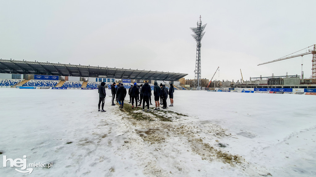 Lód skuł murawę Stadionu Miejskiego w Mielcu