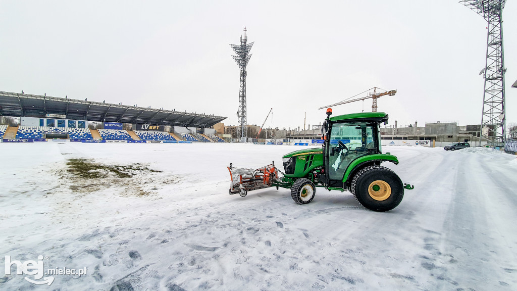 Lód skuł murawę Stadionu Miejskiego w Mielcu